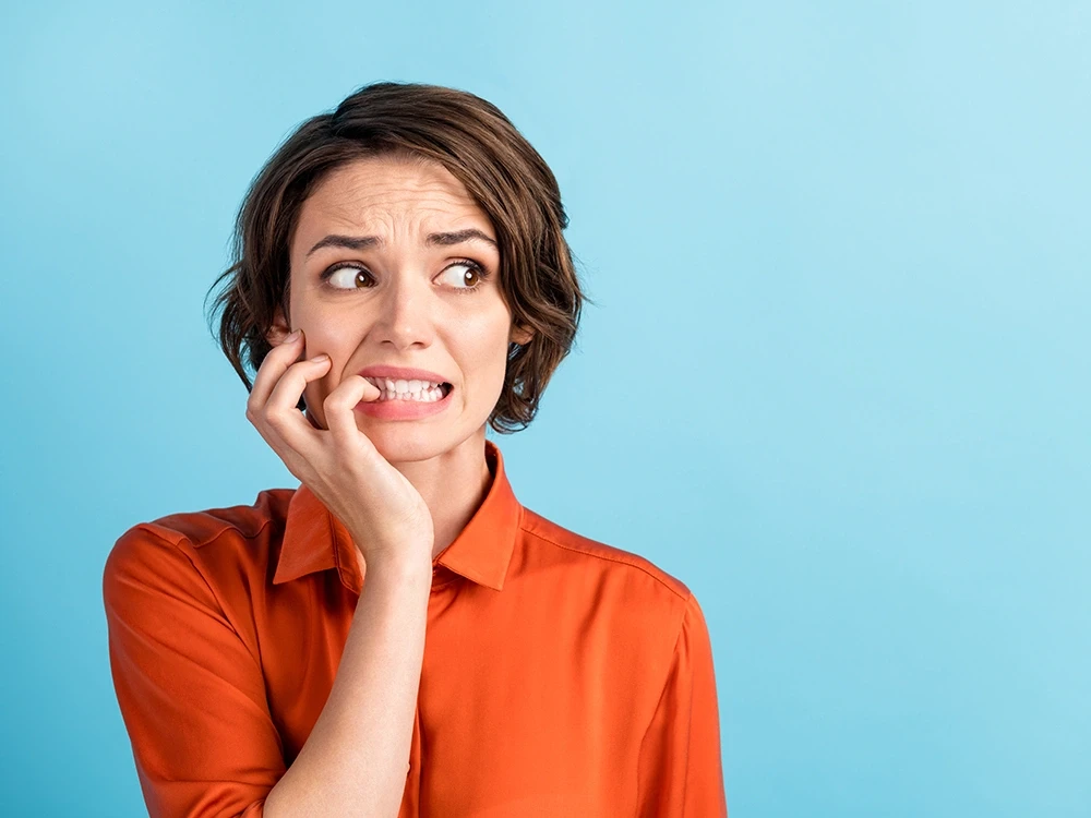 Женщина переживает за прикус