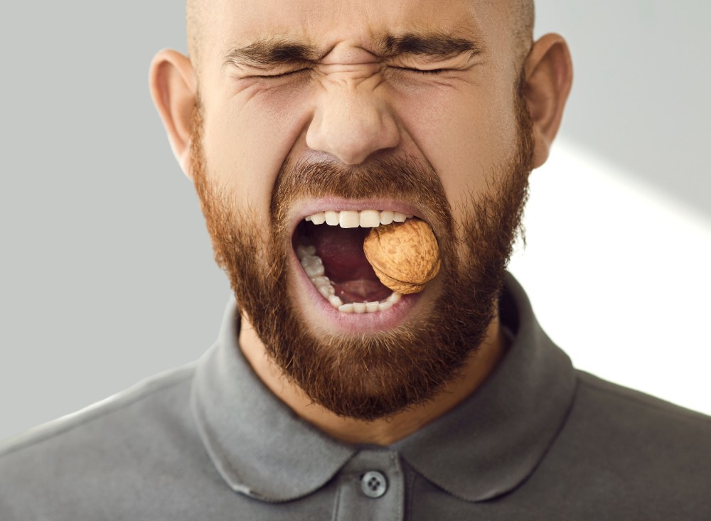 Откололся зуб: что делать, как лечить