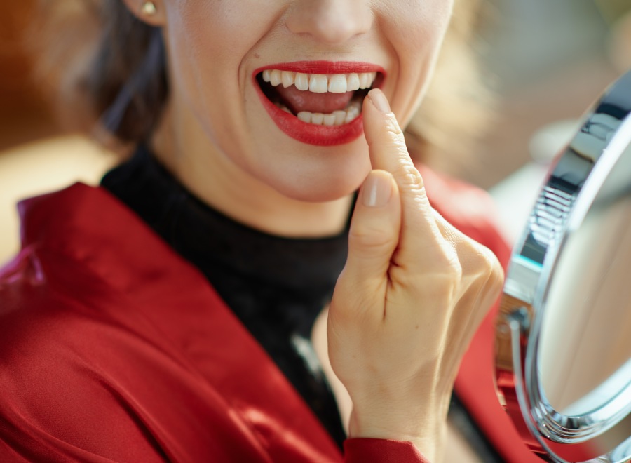 Черные точки на зубах: кариес, налет или просто пятно? Что делать и как лечить